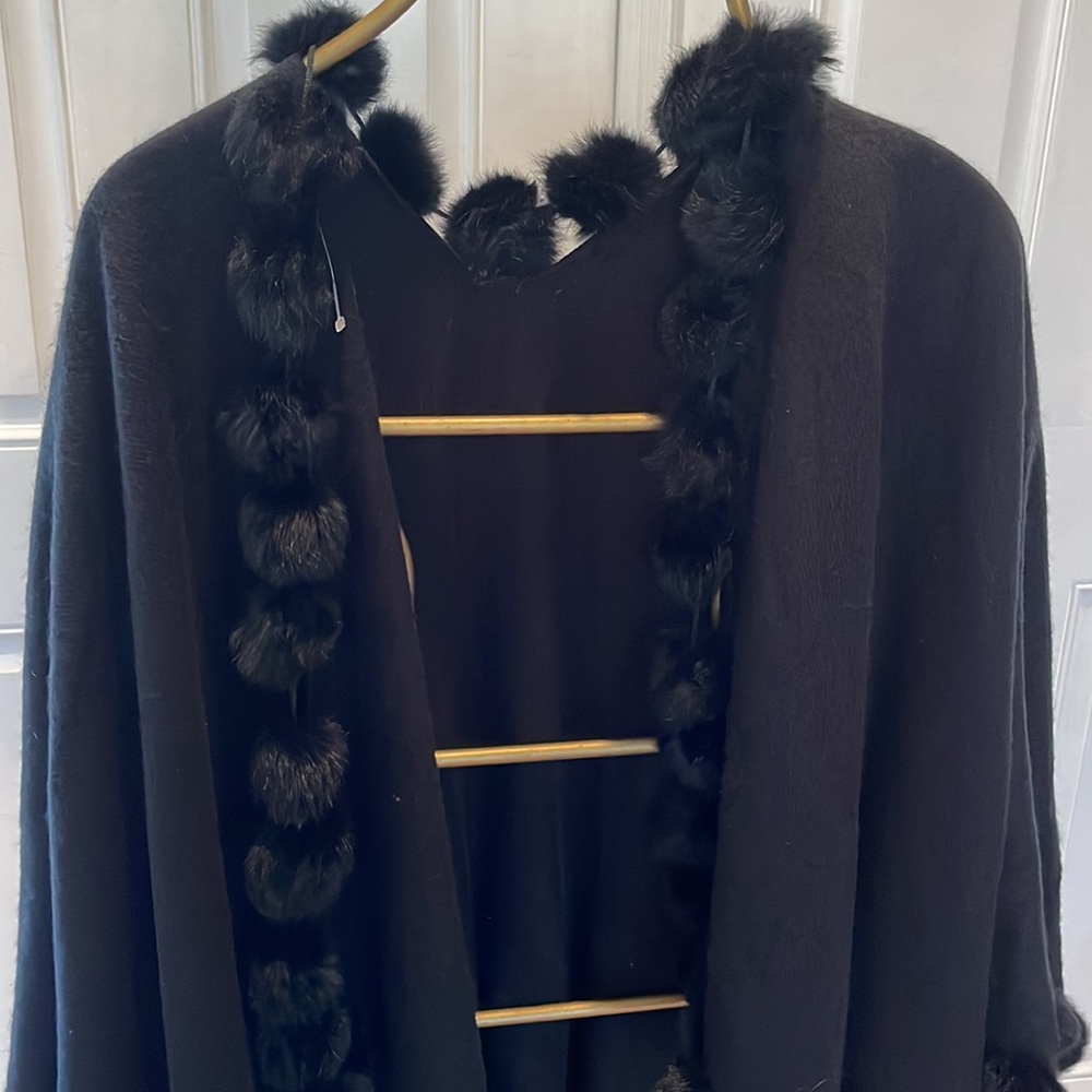 Gorgeous fur trimmed wrap - Picture 2 of 5